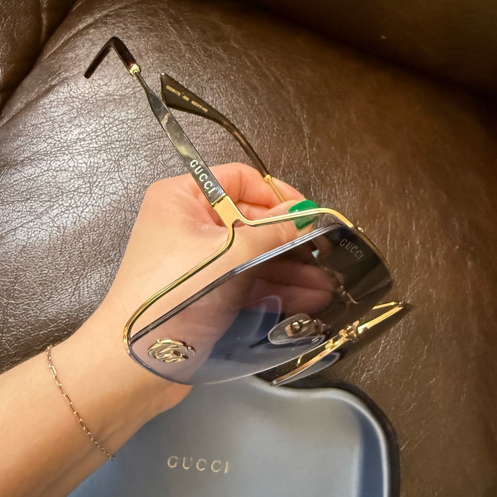 Gucci Women's Gold Frame Sunglasses - Picture 7 of 7